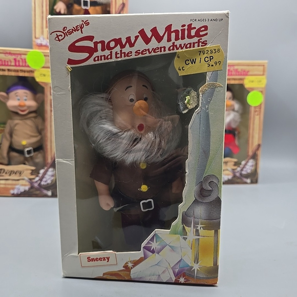 Vintage Binkin Disneys Snow White and the Seven Dwarfs Boxed Set Of 7 Dolls NIB - Picture 5 of 16